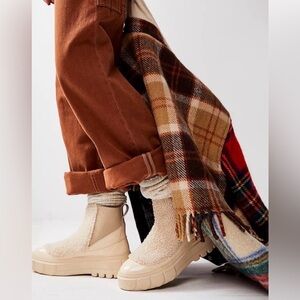 NEW Sorel Women’s Caribou X Waterproof Chelsea Boots Beige Size 5.5
